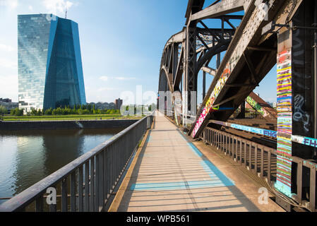 Voir le nouveau bâtiment de la Banque centrale européenne BCE à Francfort en Allemagne d'un pont de chemin de fer Banque D'Images