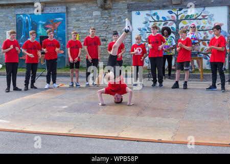 Swanage, Dorset, UK. Le 8 septembre 2019. Les foules affluent vers la ville balnéaire de Swanage à profiter de la danse au Festival Folk de Swanage sur une chaude journée ensoleillée. Des jeunes d'Horizon Horizon Community College, danse, danseurs frisson la foule. Credit : Carolyn Jenkins/Alamy Live News Banque D'Images