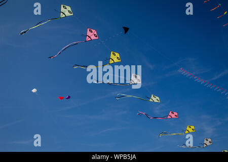 Photos prises de cerfs-volants colorés sur la main d'un festival de cerf-volant sur la plage de Buren sur l'île d'Ameland, Août 2019 Banque D'Images