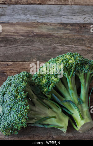 Deux têtes de brocoli vert frais sur de vieux bois, surface rugueuse la saine alimentation concept, selective focus Banque D'Images