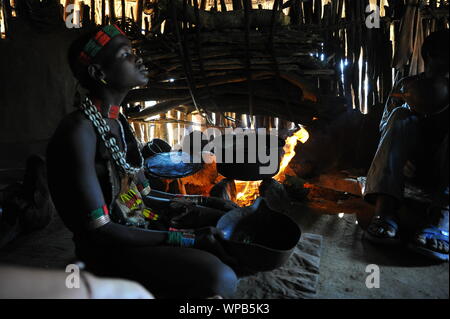 Hamer girl préparer le café à l'intérieur de sa cabane dans la vallée de l'Omo en Ethiopie du sud le. Banque D'Images