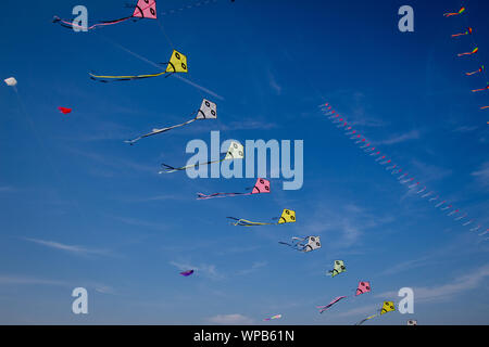 Photos prises de cerfs-volants colorés sur la main d'un festival de cerf-volant sur la plage de Buren sur l'île d'Ameland, Août 2019 Banque D'Images