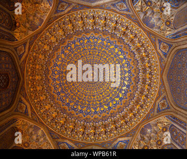Le plafond d'or de l'Tilla Kari, ou Tilya Kori, Madrassa à Samarkand, Ouzbékistan. Banque D'Images