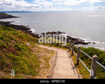 Une vue vers l'est sur le sentier du littoral sur Gower, entre et Limeslade Rotherslade Bay, Swansea, Pays de Galles, Royaume-Uni. Banque D'Images