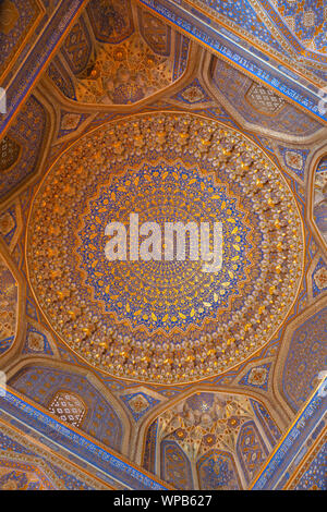 Le plafond d'or de l'Tilla Kari, ou Tilya Kori, Madrassa à Samarkand, Ouzbékistan. Banque D'Images