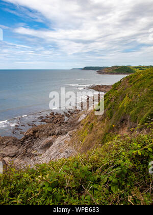 Une vue vers l'ouest en direction de Langland Bay sur le chemin de la côte du pays de Galles sur Gower, entre Limeslade et Rotherslade Bay, Swansea, pays de Galles, Royaume-Uni. Banque D'Images