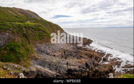 Une vue vers l'est sur le chemin de la côte du pays de Galles sur Gower avec Devon à l'horizon, entre Limeslade et Rotherslade Bay, Swansea, pays de Galles, Royaume-Uni. Banque D'Images