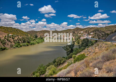 Rio Guadiana, vue de l'espagnol, village de Pomarao au Portugal dans la distance, Parc Naturel de la vallée de Guadiana, district de Beja, Baixo Alentejo Portugal Banque D'Images