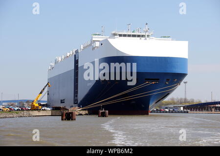 Le car carrier rayon doré est le 15 avril 2019 dans le port de Bremerhaven. Banque D'Images