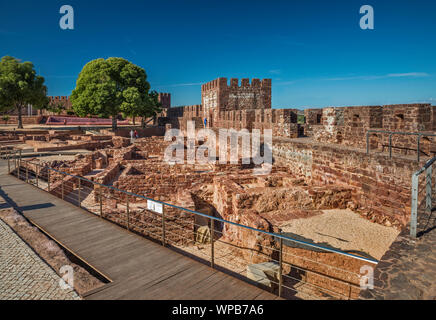 Vestiges romains excavées au château maure en Silves, district de Faro, Algarve, Portugal Banque D'Images