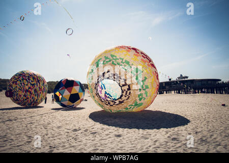 Photos prises de cerfs-volants colorés sur la main d'un festival de cerf-volant sur la plage de Buren sur l'île d'Ameland, Août 2019 Banque D'Images