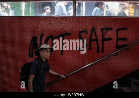 Hong Kong, Hong Kong, Chine. Sep 7, 2019. Un homme marche adoptée un graffiti à Mong Kong MTR station pendant les protestations.Après 14 semaines de protestation, les manifestations ont continué à Hong Kong malgré le retrait par chef de l'exécutif, Carrie Lam d'un sujet controversé projet de loi sur l'extradition. Credit : ZUMA Press, Inc./Alamy Live News Banque D'Images