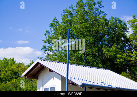 Petite église blanche avec croix bleue dans la Bavière, Allemagne Banque D'Images