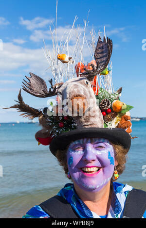 Swanage, Dorset, UK. Le 8 septembre 2019. Les foules affluent vers la ville balnéaire de Swanage à profiter de la danse, avec plus de 50 équipes, notamment de la danse morris dancing pour Swanage Folk Festival à une chaude journée ensoleillée. Morris dancer - membre de la frontière d'Exmoor Morris. Credit : Carolyn Jenkins/Alamy Live News Banque D'Images