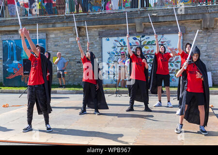 Swanage, Dorset, UK. Le 8 septembre 2019. Les foules affluent vers la ville balnéaire de Swanage à profiter de la danse au Festival Folk de Swanage sur une chaude journée ensoleillée. Des jeunes d'Horizon Horizon Community College, danse, danseurs frisson la foule. Credit : Carolyn Jenkins/Alamy Live News Banque D'Images