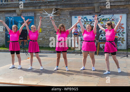 Swanage, Dorset, UK. Le 8 septembre 2019. Les foules affluent vers la ville balnéaire de Swanage à profiter de la danse au Festival Folk de Swanage sur une chaude journée ensoleillée. Des jeunes d'Horizon Horizon Community College, danse, danseurs frisson la foule. Credit : Carolyn Jenkins/Alamy Live News Banque D'Images