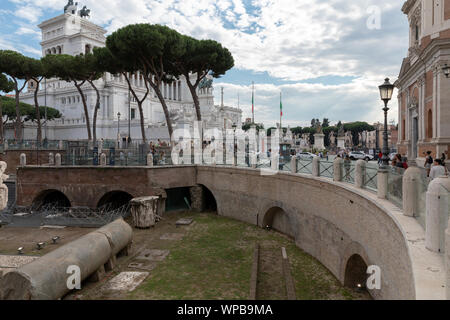 Rome, Italie - 19 juin 2018 : vue panoramique sur la Piazza Venezia et Vittorio Emanuele II Monument aussi connu sous le Vittoriano à Rome. Les gens marchent en p Banque D'Images