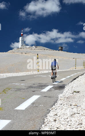 Cycliste sur son chemin en haut du Mont Ventoux, Provence, France Banque D'Images