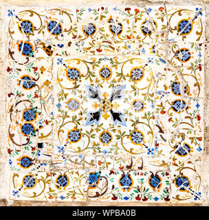 Les carreaux de céramique décorative dans le Parc Guell conçu par Antonio Gaudi Banque D'Images