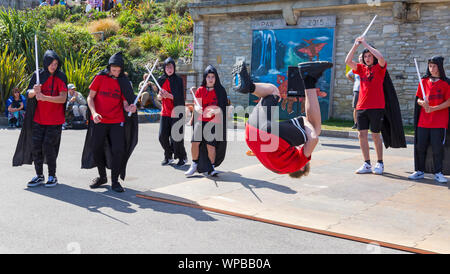 Swanage, Dorset, UK. Le 8 septembre 2019. Les foules affluent vers la ville balnéaire de Swanage à profiter de la danse au Festival Folk de Swanage sur une chaude journée ensoleillée. Des jeunes d'Horizon Horizon Community College, danse, danseurs frisson la foule. Credit : Carolyn Jenkins/Alamy Live News Banque D'Images