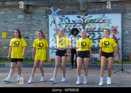 Swanage, Dorset, UK. Le 8 septembre 2019. Les foules affluent vers la ville balnéaire de Swanage à profiter de la danse au Festival Folk de Swanage sur une chaude journée ensoleillée. Des jeunes d'Horizon Horizon Community College, danse, danseurs frisson la foule. Credit : Carolyn Jenkins/Alamy Live News Banque D'Images