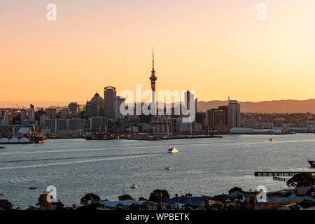 Skyline de Auckland au coucher du soleil, le port de Waitemata, Sky Tower, Central Business District, Auckland, île du Nord, Nouvelle-Zélande Banque D'Images