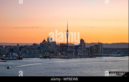 Skyline de Auckland au coucher du soleil, le port de Waitemata, Sky Tower, Central Business District, Auckland, île du Nord, Nouvelle-Zélande Banque D'Images