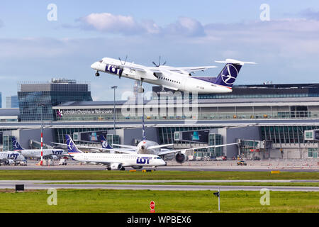 Varsovie, Pologne - 29 mai 2019 : LOT Polskie Linie Lotnicze Bombardier DHC-8-400 avion à l'aéroport de Varsovie (WAW) en Pologne. Banque D'Images