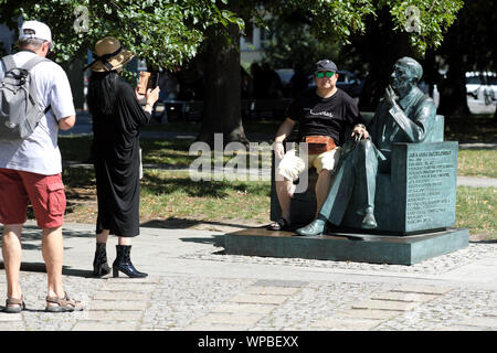 Pologne Varsovie - touristes posent pour des photos à côté de monument à Jan Karski WW2 agent secret et de messagerie à l'extérieur Musée POLIN dans le Ghetto de Varsovie Banque D'Images