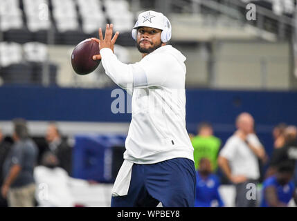 Arlington, Texas, USA. 05Th Sep 2019. Sep 08, 2019 : Dallas Cowboys quarterback Dak Prescott # 4 chauffe sur le terrain avant un match de la NFL entre les Giants de New York et les Cowboys de Dallas à AT&T Stadium à Arlington, TX Albert Pena/CSM Crédit : Cal Sport Media/Alamy Live News Banque D'Images