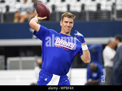 Arlington, Texas, USA. 05Th Sep 2019. Sep 08, 2019 : New York Giants quarterback Eli Manning # 10 se réchauffe sur le terrain avant un match de la NFL entre les Giants de New York et les Cowboys de Dallas à AT&T Stadium à Arlington, TX Albert Pena/CSM Crédit : Cal Sport Media/Alamy Live News Banque D'Images