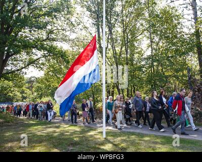 Vught, Pays-Bas. 05Th Sep 2019. VUGHT, Souvenir de 75e anniversaire de l'évacuation Camp Vught, 08-09-2019. Marche silencieuse avant la cérémonie du souvenir. Pavillon néerlandais berne. Credit : Pro Shots/Alamy Live News Banque D'Images