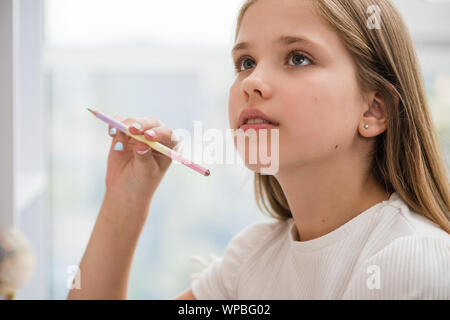 Inspiré de l'école chercher le crayon en main droite, close-up. Banque D'Images