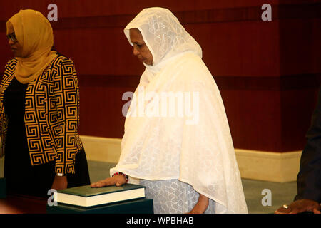 Khartoum, Soudan. Sep 8, 2019. Asma Mohamed Abdullah (R) prend le serment constitutionnel comme le Soudan, première femme ministre des affaires étrangères lors d'une cérémonie d'assermentation à Khartoum, au Soudan, le 8 septembre 2019. Ministres de cabinet transitoire du Soudan le dimanche ont prêté serment devant le président du Conseil souverain Abdel-Fattah Al-Burhan, selon Xinhua reporter à Khartoum. Credit : Mohamed Khidir/Xinhua/Alamy Live News Banque D'Images