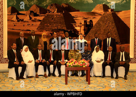 Khartoum, Soudan. Sep 8, 2019. Le premier ministre Abdalla Hamdok (5e L, à l'avant) et les membres de son cabinet posent pour une photo de groupe à la suite d'une cérémonie d'assermentation à Khartoum, au Soudan, le 8 septembre 2019. Ministres de cabinet transitoire du Soudan le dimanche ont prêté serment devant le président du Conseil souverain Abdel-Fattah Al-Burhan, selon Xinhua reporter à Khartoum. Credit : Mohamed Khidir/Xinhua/Alamy Live News Banque D'Images