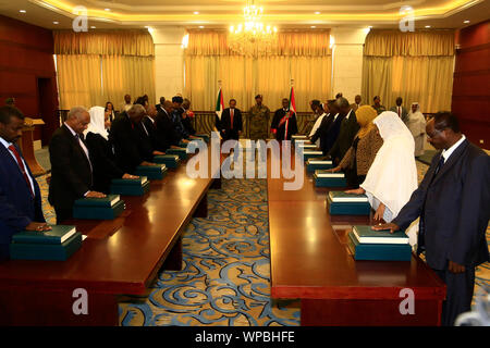 Khartoum, Soudan. Sep 8, 2019. Ministres de cabinet transitoire du Soudan prêter le serment constitutionnel au cours d'une cérémonie d'assermentation à Khartoum, au Soudan, le 8 septembre 2019. Ministres de cabinet transitoire du Soudan le dimanche ont prêté serment devant le président du Conseil souverain Abdel-Fattah Al-Burhan, selon Xinhua reporter à Khartoum. Credit : Mohamed Khidir/Xinhua/Alamy Live News Banque D'Images