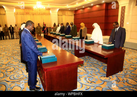 Khartoum, Soudan. Sep 8, 2019. Ministres de cabinet transitoire du Soudan prêter le serment constitutionnel au cours d'une cérémonie d'assermentation à Khartoum, au Soudan, le 8 septembre 2019. Ministres de cabinet transitoire du Soudan le dimanche ont prêté serment devant le président du Conseil souverain Abdel-Fattah Al-Burhan, selon Xinhua reporter à Khartoum. Credit : Mohamed Khidir/Xinhua/Alamy Live News Banque D'Images