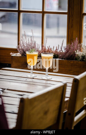 Deux verres de punch chaud automne des cocktails sur table en bois. Automne hiver boisson réchauffante. La photographie alimentaire concept Banque D'Images