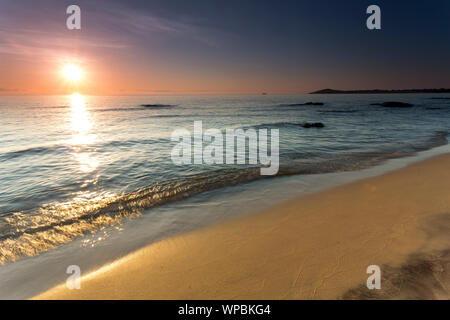 Au lever du soleil sur le lac Malawi, les vagues rouler sans problème sur la plage, l'Afrique Banque D'Images