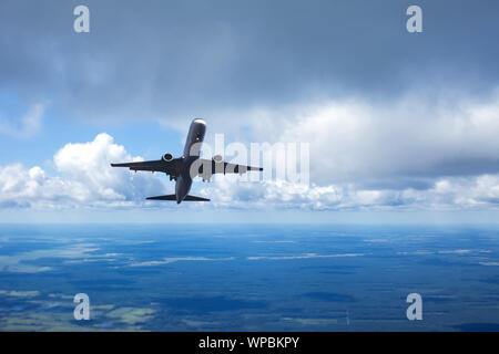 Avion dans le ciel au-dessus de la mer. Maison de vacances et travel concept Banque D'Images