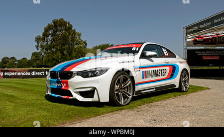 Fosse Oulton Park et domaine hors piste, votre expérience de conduite voiture BMW M4 Banque D'Images