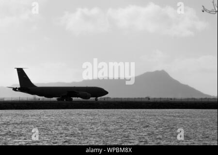 Un KC-135 Stratotanker les taxis Joint Base Harbor-Hickam Pearl ligne de vol le 4 septembre 2019. Deux camions-citernes de la Garde nationale aérienne de l'Utah et un tanker ANG Nebraska déménagé à New York pour participer à l'exercice 19-2 et fournir Aloha Sentry-air support de ravitaillement d'avions de chasse. Cette itération de Sentry Aloha comprend des membres de la Garde nationale aérienne de 15 membres et d'une unité de la Royal Australian Air Force. (U.S. Photo de la Garde nationale aérienne Aviateur John Senior Linzmeier) Banque D'Images