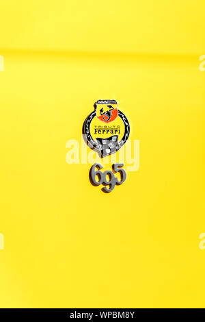 Fiat Abarth logo sur fond jaune Banque D'Images