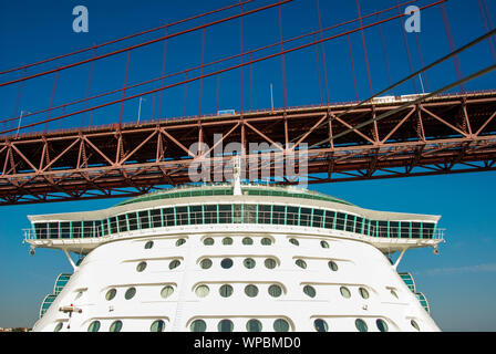 Lisbonne, Portugal - Septembre 2011 : Le paquebot de l'indépendance de la mer qui passe sous le pont suspendu du 25 avril à Lisbonne Banque D'Images