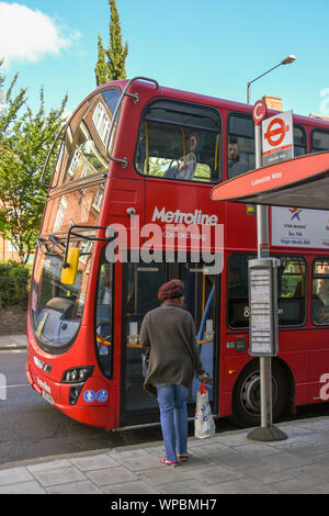 Londres, ANGLETERRE - Juin 2019 : Commuter attraper un bus de Londres rouge Banque D'Images