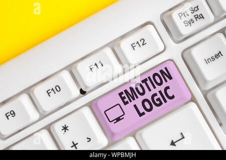 Écrit remarque montrant l'émotion de la logique. Concept d'affaires pour le coeur ou le cerveau ou l'intelligence de l'âme de la confusion l'équilibre blanc avec clavier pc note papier Banque D'Images