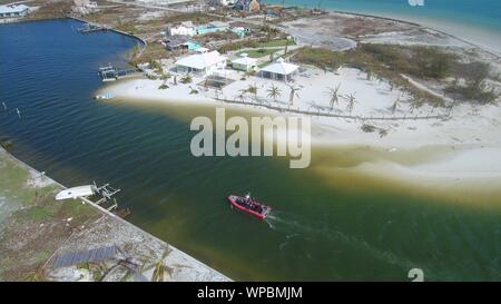 Un garde-côte de Isaac Mayo (WPC-1112) smallboat entre dans l'équipe de Treasure Cay, Bahamas pour mener des évaluations du port le 6 septembre 2019. La Garde côtière est l'appui de l'Agence de gestion d'urgence nationale des Bahamas et le Royal Bahamian Force de défense, qui sont des efforts de recherche et sauvetage dans les Bahamas. La Garde côtière canadienne (photo) Banque D'Images