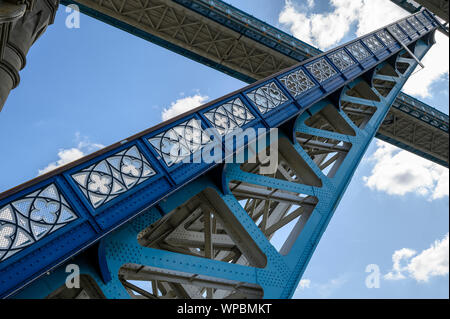 Tower Bridge dans le centre de Londres ouverture pour permettre aux navires de passer en dessous Banque D'Images