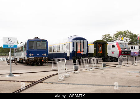 Expositions extérieures de trains à l'exposition Panorama du chemin de fer au musée de la Cité du train à Mulhouse, France. Banque D'Images