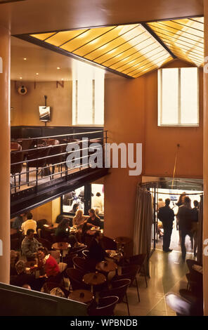 Mit der Gestaltung des Cafe Costes 1984 am Pariser Square des innocents, Philippe Starck dem gelang der Aufstieg in die internationale Design Banque D'Images